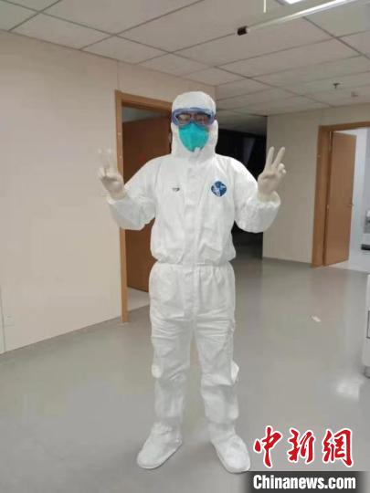南京战“疫”医生：穿上防护服，儿子说我像宇航员一样帅！