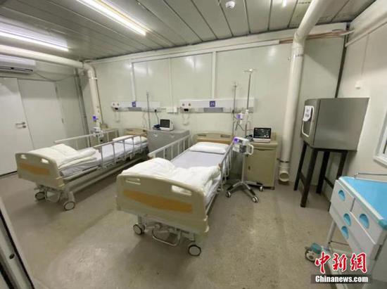  资料图：2月2日，武汉火神山医院正式交付人民军队医务工作者。图为病房内部设施。 中新社发 王腾 摄