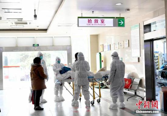  资料图：武汉大学中南医院急救中心的医务人员们正在对患者进行分诊救治。中新社记者 安源 摄