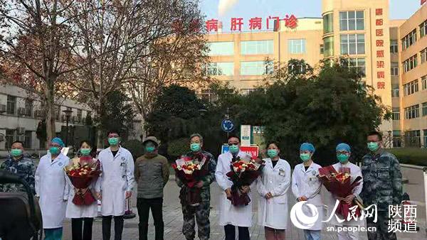 2月4日上午，陕西首例确诊的新型冠状病毒感染的肺炎患者在空军军医大学唐都医院治愈出院。唐都医院供图