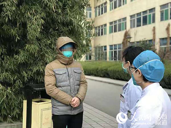 2月4日上午，陕西首例确诊的新型冠状病毒感染的肺炎患者在空军军医大学唐都医院治愈出院。唐都医院供图