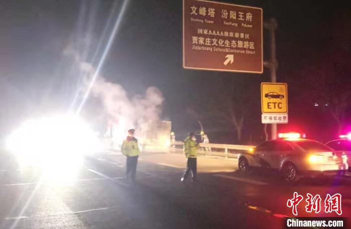 11头奶牛跳下起火货车乱跑山西高速交警摸黑围堵