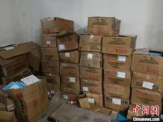图片说明：捐赠火神山医院的设备在新华三仓库调集完货
