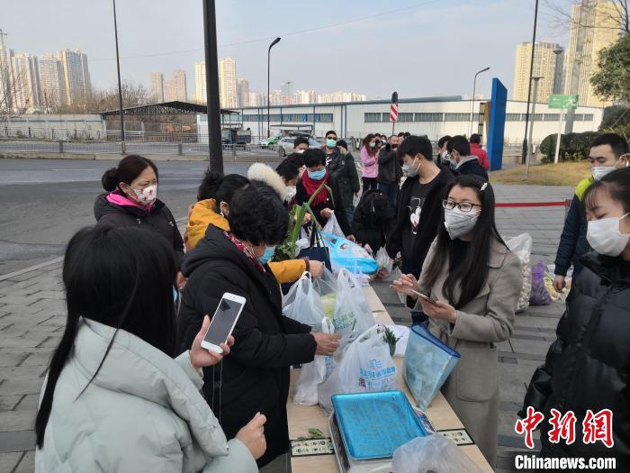 戴着口罩的居民们有序结账。 陈选斌 摄