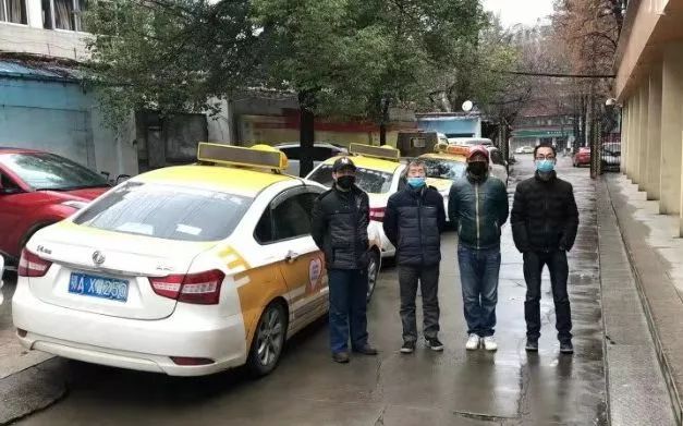 ▲4辆出租车在武汉某社区待命。图/新京报APP