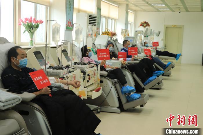 疫情当前，河南爱心人士积极走出家门献血支援武汉。 河南省红十字血液中心供图 摄