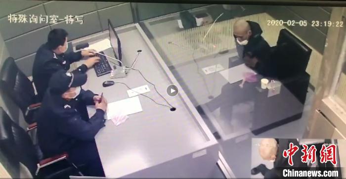 图为章某在接受警方讯问的录像截图。 柳州警方 摄 点击进入下一页