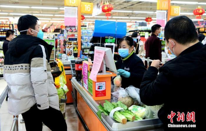 福州永辉超市收银员正在工作中。疫情发生后，这家超市始终保持开门营业。中新社记者 王东明 摄