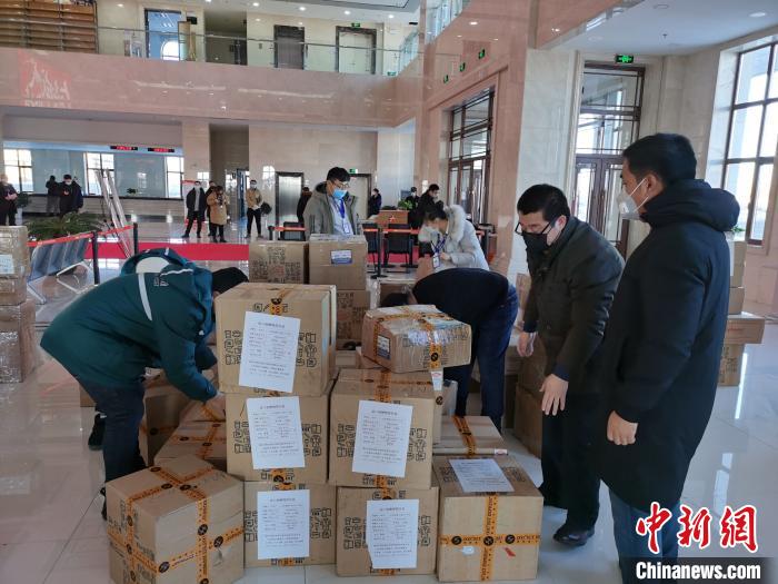内蒙古邮政开绿色通道助华侨华人捐赠物资快速抵鄂