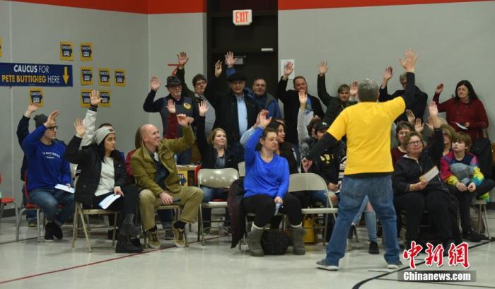 资料图:当地时间2月3日晚,美国2020年总统大选首战——艾奥瓦州党团会议初选投票在该州1678个选区举行。中新社记者 陈孟统 摄 点击进入下一页