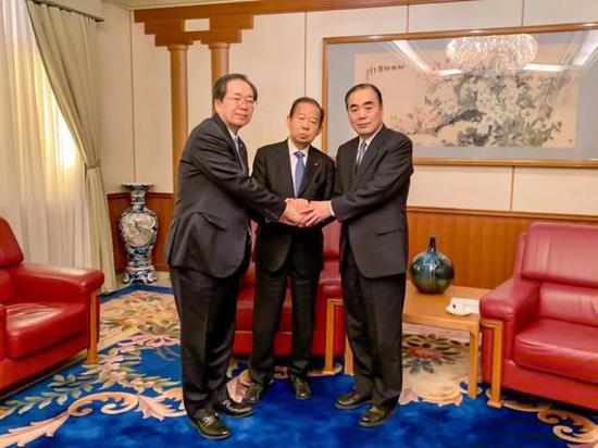 右起：孔铉佑、二阶俊博和齐藤铁夫 图源：中国驻日使馆官网