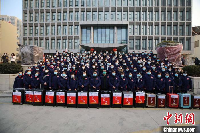 青岛集结两支医疗队出发驰援湖北。 青岛市市立医院提供 摄