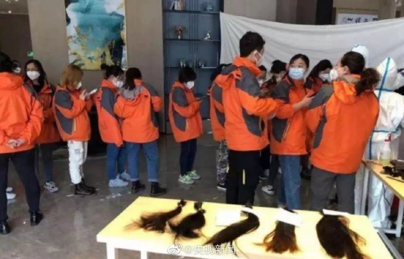 日前，驰援武汉的西安国际中心医院医疗队的228名医护人员，为方便穿防护服，决定集体理发。