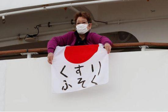 挂着写有“缺乏药物”的日本国旗