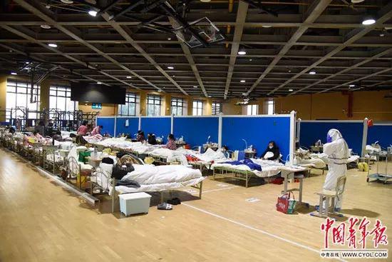2月9日，武汉市洪山体育馆“方舱医院”西区，在这里，一位医护人员负责近20名病患。中青报·中青网见习记者 鲁冲/摄