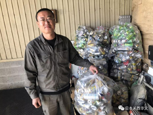 在大阪从事再生资源行业的张志刚专注回收易拉罐