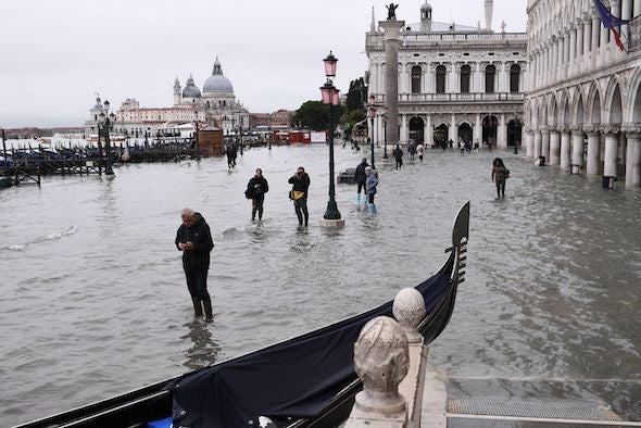  去年11月洪水围困下的威尼斯 图片来源： Marco Bertobello Getty Images