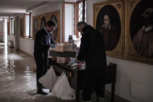 工作人员在评估圣马可大教堂翼楼的损毁情况 图片来源： MARCO BERTORELLO/ via Getty Images