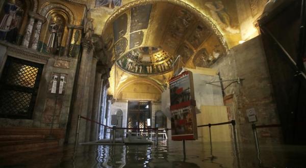 威尼斯洪水中的教堂