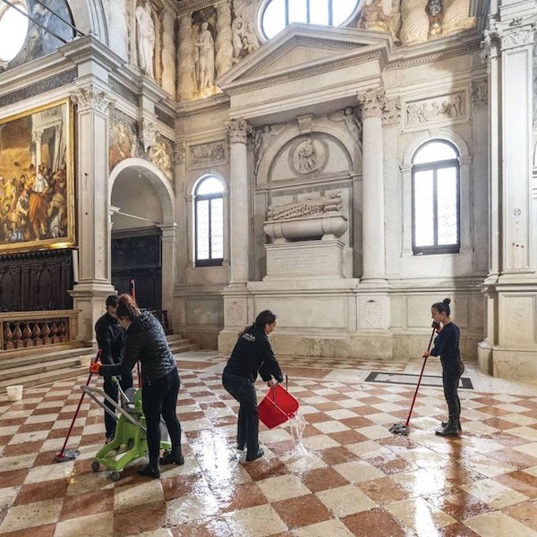 工作人员在清洗圣塞巴斯蒂亚诺（San Sebastiano）教堂的地板  Photo： courtesy of Save Venice