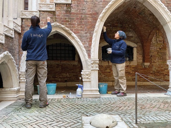 工作人员在卡·多洛金屋（Ca’d’Oro）内部庭院修复石雕  Photo： courtesy of Unisve