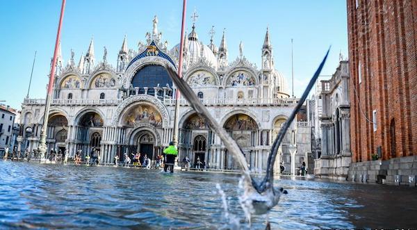  耸立在洪水中的威尼斯圣马可大教堂