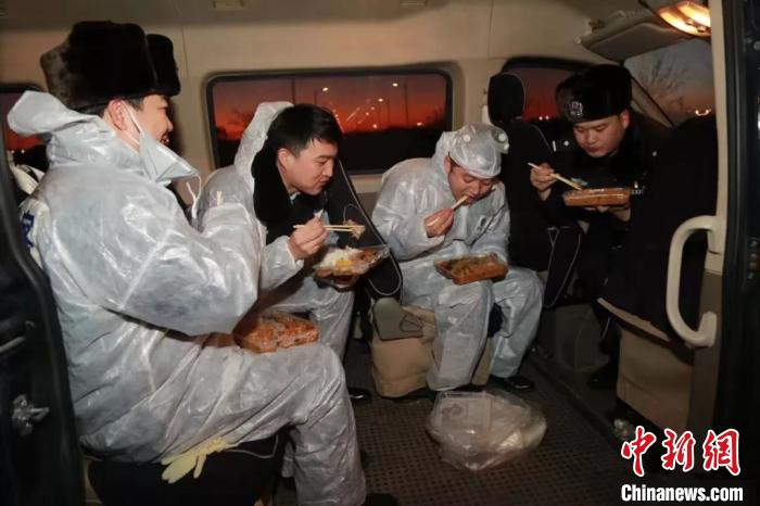 图为巴彦淖尔市民警在“抗疫”一线吃晚饭。 莫克 摄