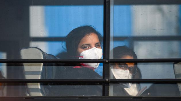 2020年2月1日，在印度新德里的英迪拉·甘地国际机场，这些从中国返回的学生将被带到一个特殊的军事设施进行隔离，以预防可能的新型冠状病毒感染。部分来自武汉的乘客将在德里的奇哈沃拉（Chhawla）隔离14天。