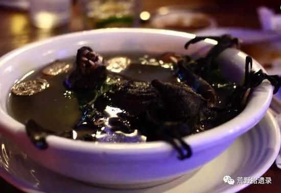  印度尼西亚和帕劳地区的燃脂汤，以果蝠为食材