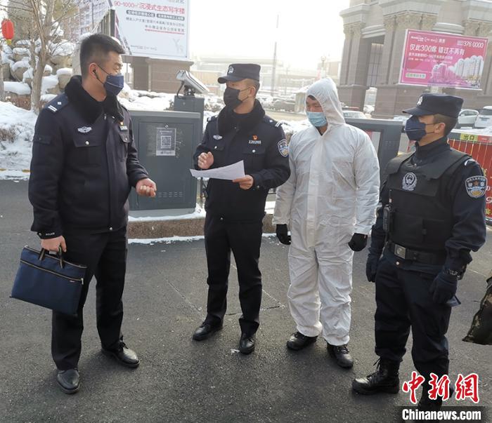 十二师公安局全体民辅警放弃休假与团聚,奋战在疫情防控一线。 李杨 摄 十二师公安局全体民辅警放弃休假与团聚,奋战在疫情防控一线。 李杨 摄