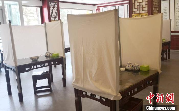 在甘肃庆阳,一家牛肉面馆用“土办法”改进就餐环境,避免飞沫传播病毒。 白嘉琪 摄 在甘肃庆阳,一家牛肉面馆用“土办法”改进就餐环境,避免飞沫传播病毒。 白嘉琪 摄