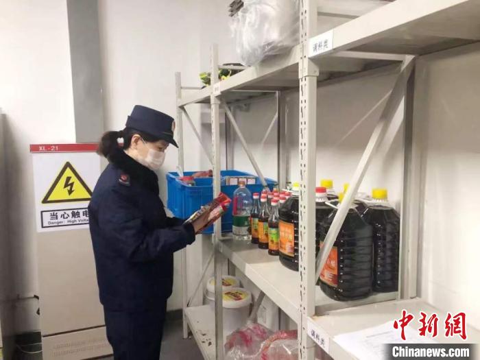图为工作人员检查货架商品。 江苏省市场监管局供图 