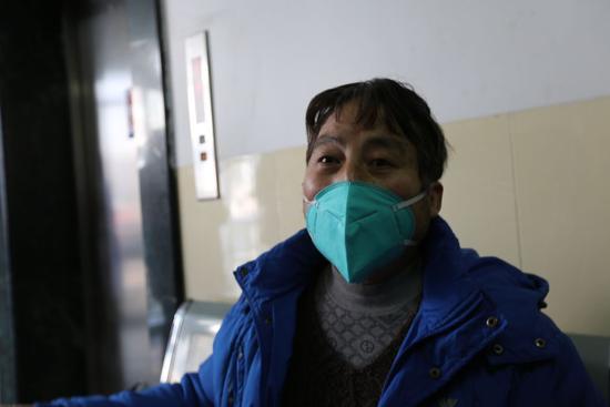 在武汉大学中南医院治疗21天后，吴先生康复出院。摄影/本刊记者 温如军