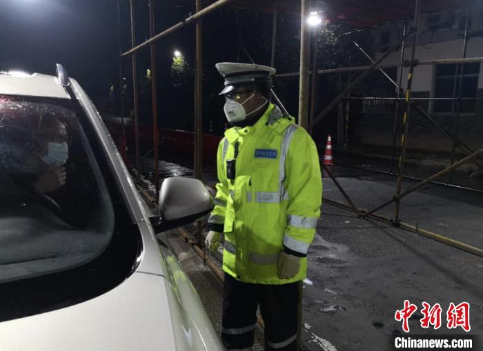 杭州高速交警在防控一线执勤。 张斌 摄