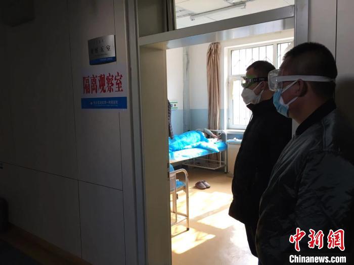 图为民警带领嫌疑人在指定医院复查。 王瑾 摄