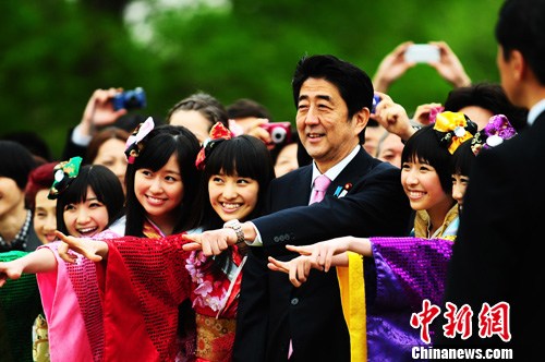 日本首相安倍晋三出席在东京新宿御苑举行的“赏樱会”。中新社发 孙冉 摄