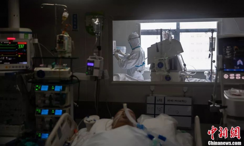  武汉市肺病医院，医护人员在ICU救治重症新型肺炎感染者。中新社发 柯皓 摄 图片来源：CNSPHOTO