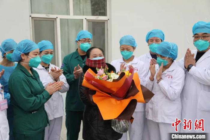 医患并肩战斗16天新疆阿克苏首例新冠肺炎确诊患者出院