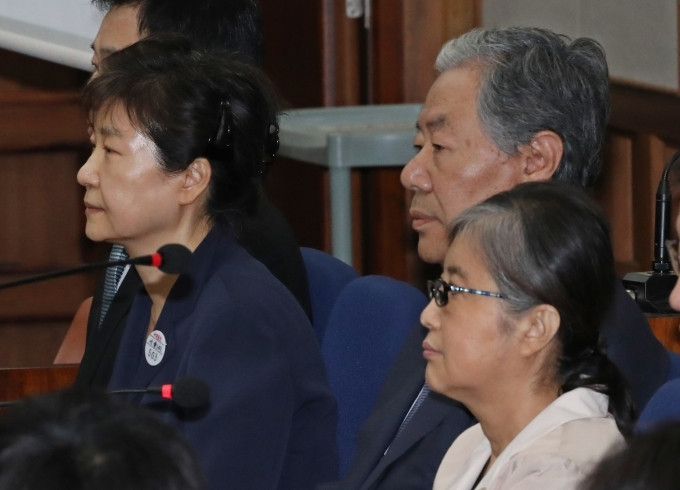 2017年，65岁的朴槿惠与61岁的崔顺实并肩受审