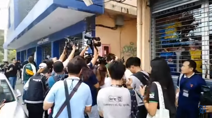 大批记者聚集在现场附近（《曼谷邮报》）