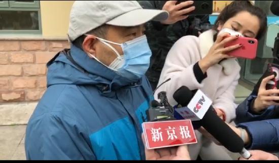 康复者刘先生称愿意捐献血清帮助治疗。新京报记者 俞金旻 摄