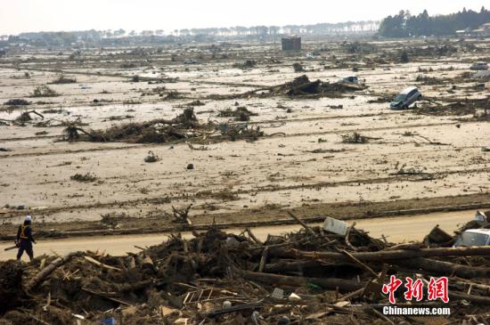 资料图:日本311地震发生后引发海啸,对当地造成巨大破坏。 中新社发 孙冉 摄 点击进入下一页