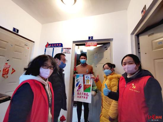 社区工作人员与居家观察住户