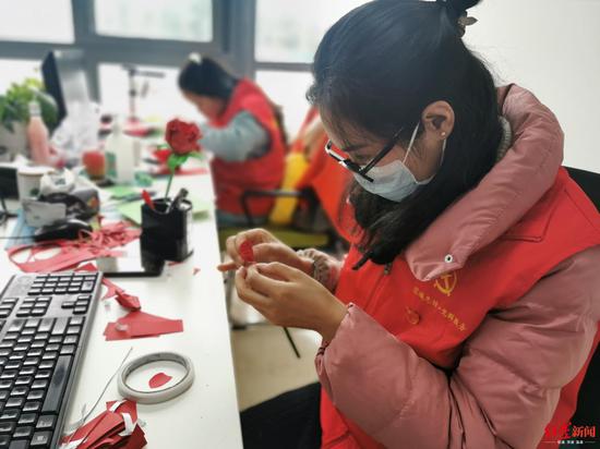 社区工作人员正在制作玫瑰