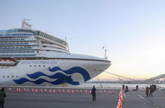 2月6日，在日本横滨，“钻石公主”号邮轮停靠在港口。 新华社记者 杜潇逸 摄