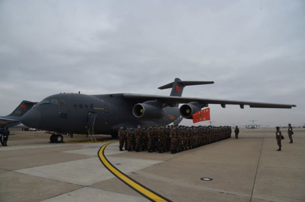2月13日，一批增援武汉的军队医护人员乘坐国产运-20运输机抵达武汉天河机场。（新华社）