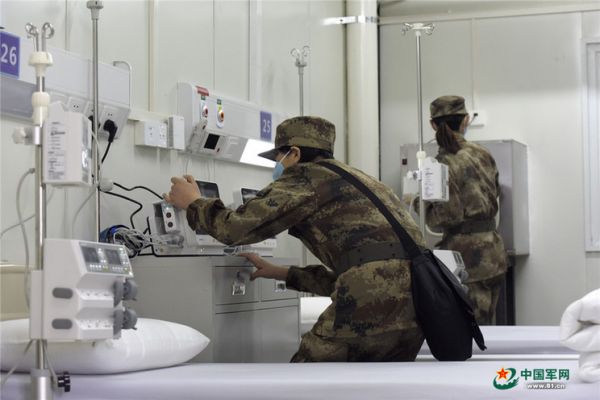 2月3日，军队支援湖北医疗队队员进入武汉火神山医院病房完成各项准备工作。（图片源自中国军网）