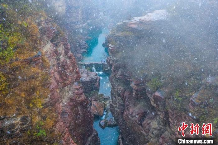  图为雪中云台山 云台山风景名胜区管理局供图