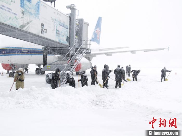 吉林东南部遭遇暴雪最大积雪深度超半米