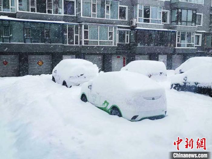 吉林长白县城区汽车被雪“掩埋” 赵淑红 摄